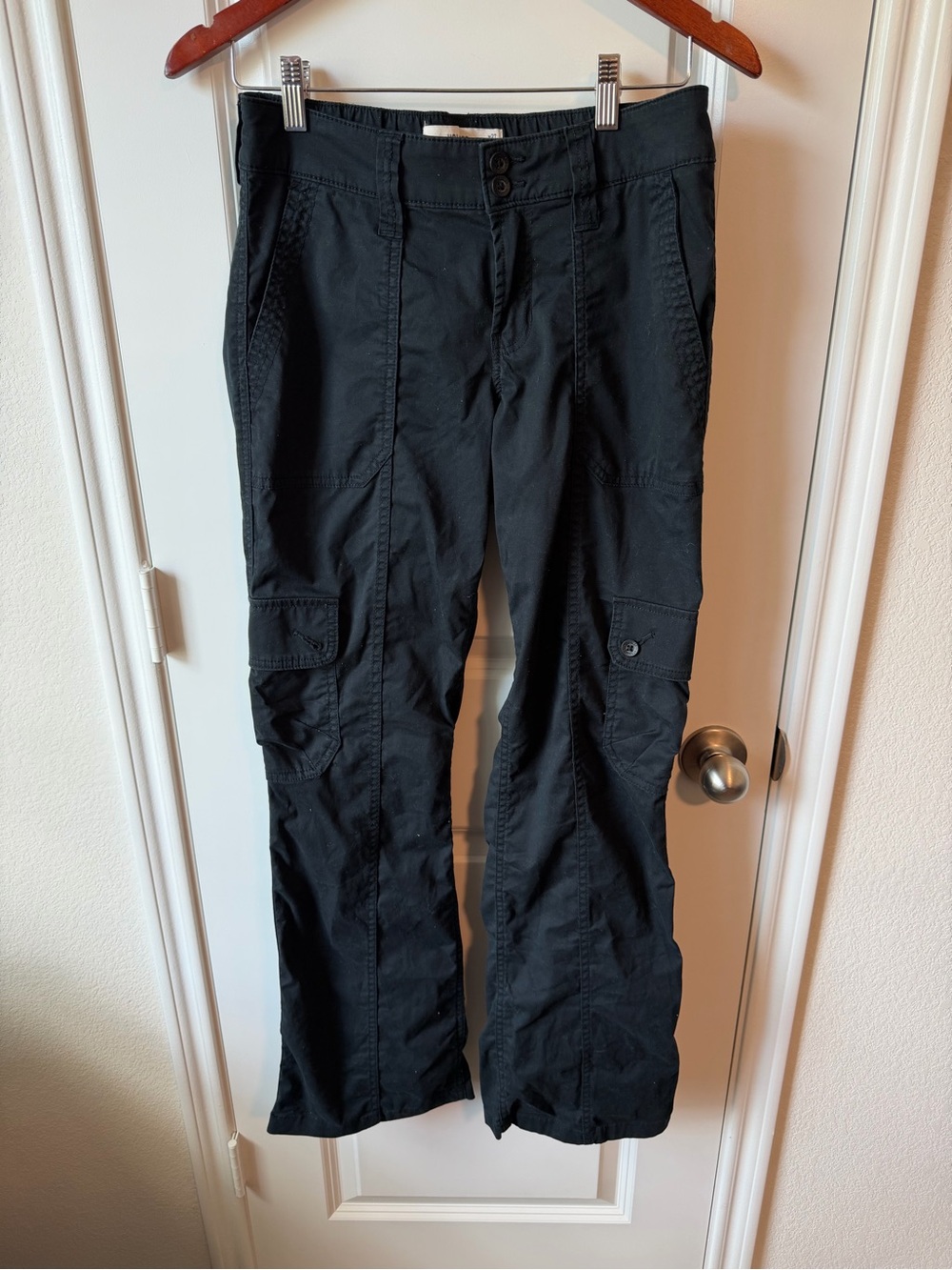 ⚡️Hollister Black Mid-Rise Relaxed Boot Cargo Pants